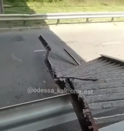 В Одессе «устал» еще один мост: перила обвалились прямо на дорогу