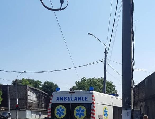 В Одессе скорая помощь «села на мель»: ее спасли пассажиры трамвая