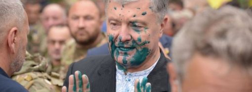 Яйцом промахнулись, зеленкой попали: в Киеве напали на экс-президента Петра Порошенко