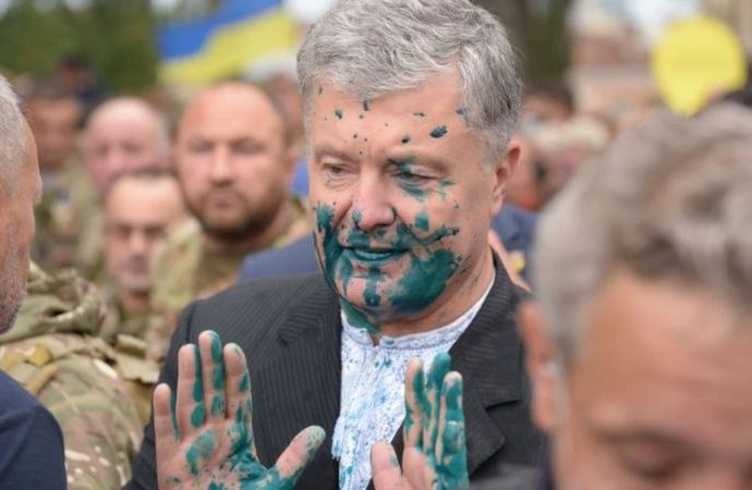 Яйцом промахнулись, зеленкой попали: в Киеве напали на экс-президента Петра Порошенко