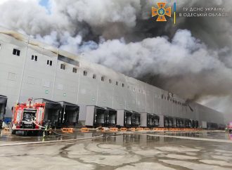 Огонь на складах локализован: пожарные тушат остаточные очаги возгорания (видео)
