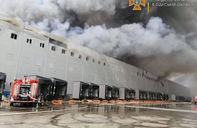 Огонь на складах локализован: пожарные тушат остаточные очаги возгорания (видео)