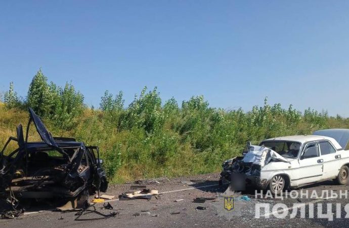 На трассе Подольск — Балта столкнулись два авто: «Волга» разорвала ВАЗ пополам