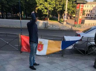 Третья попытка: в центре Одессы снова покушались на баннер с флагом и гербом Украины – что ждало вандала? (видео)