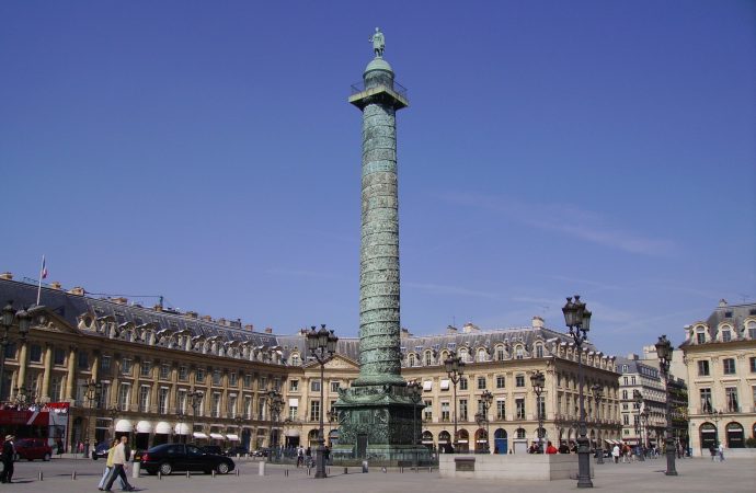 Этот день в истории: из чего построили Вандомскую колонну в Париже?