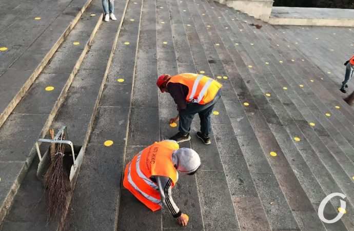 Уборка Потемкинской лестницы3