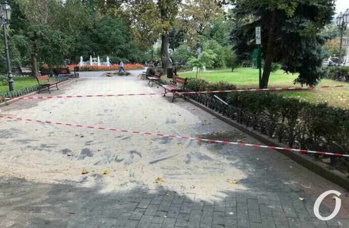 Горсад, меняют плитку