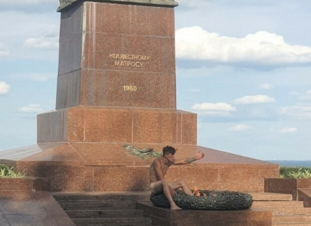 В Одессе голый мужчина решил погреться у Вечного огня (фото)