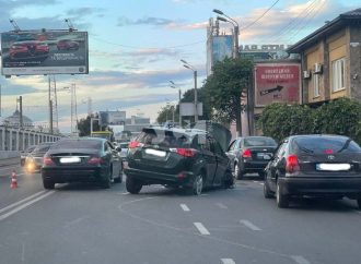 Одесская улица Среднефонтанская стала в пробке – столкнулись две легковушки