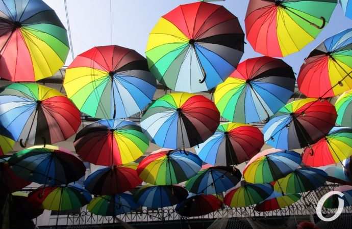 зонтики в кафе в одесском дворике