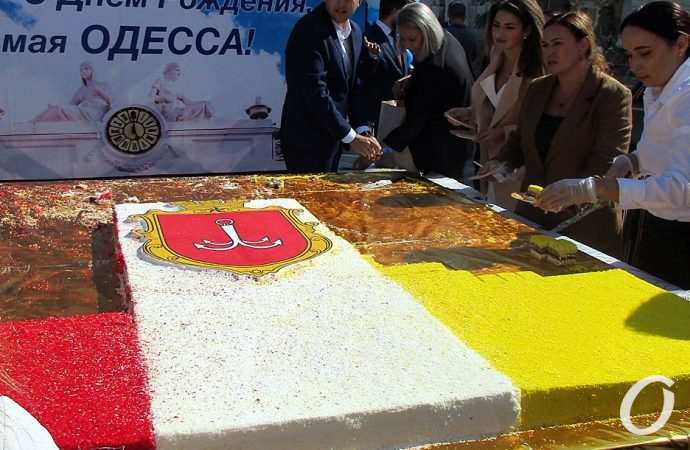 гигантский торт в виде флага одессы