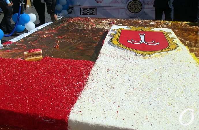 гигантский торт в виде флага одессы