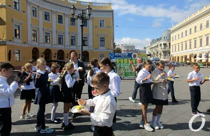 дети едят торт