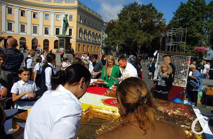 режут гигантский торт