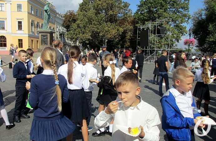 дети едят торт