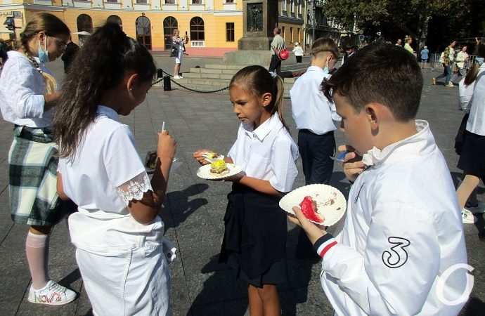 дети едят торт