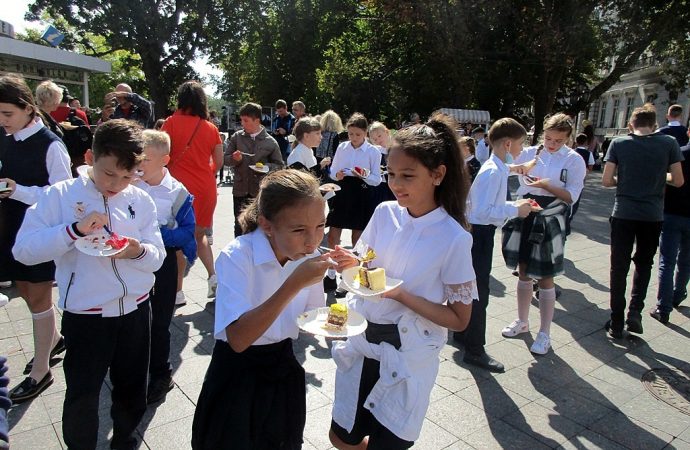 дети едят торт