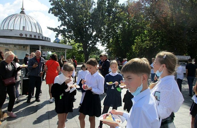 дети едят торт