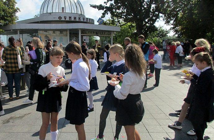 дети едят торт