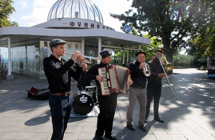 музыканты играют на Приморском бульваре