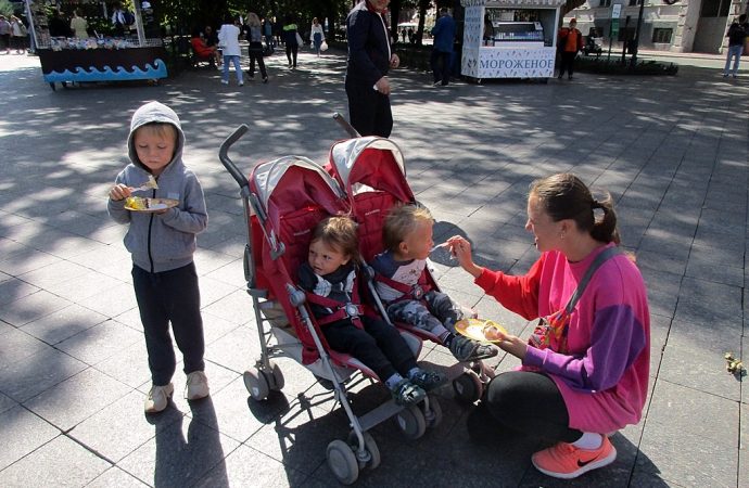 дети едят торт