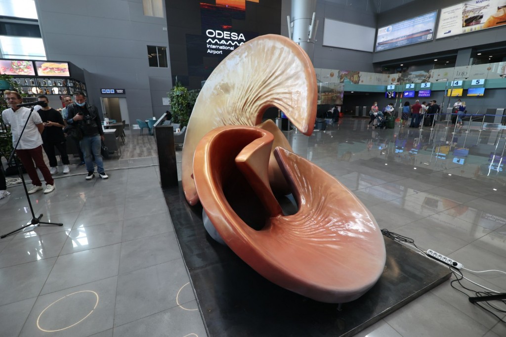 новая скульптура в Одесском аэропорту