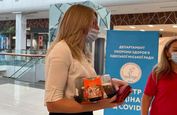 Одесситка получила сладкий приз за прививку от коронавируса