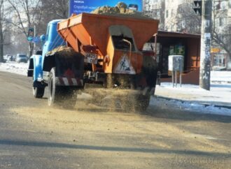 В Одессе хотят отказаться от песка при посыпке зимних дорог