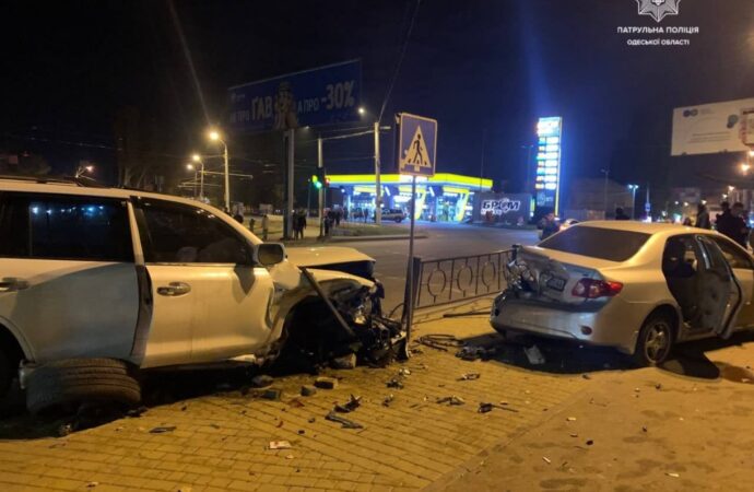 В Одессе сразу четыре машины столкнулись на Николаевской дороге