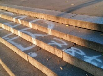 Вандализм: в Одессе изрисовали Ланжероновскую лестницу и остановку