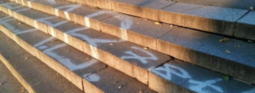 Вандализм: в Одессе изрисовали Ланжероновскую лестницу и остановку
