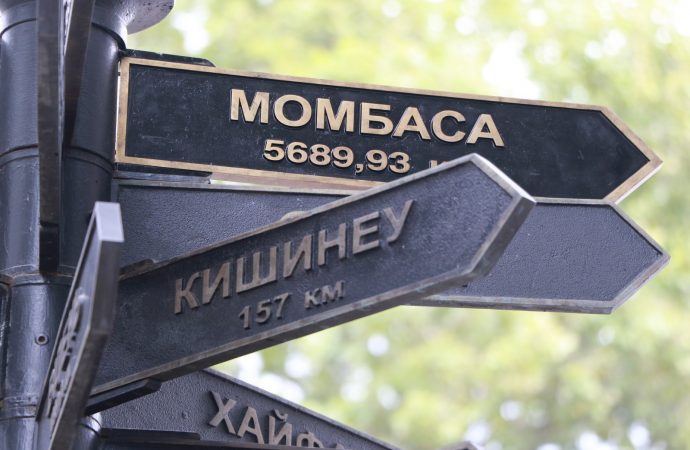 В Одессе появился новый указатель с городом-партнером: где Момбаса и сколько до нее? (фоторепортаж)