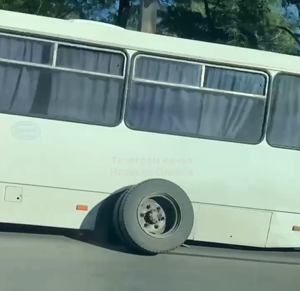 В Одессе у маршрутки на ходу отвалилось колесо