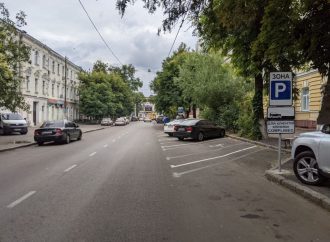 В Одессе на Пастера парковка «ёлочкой» «съела» часть тротуара