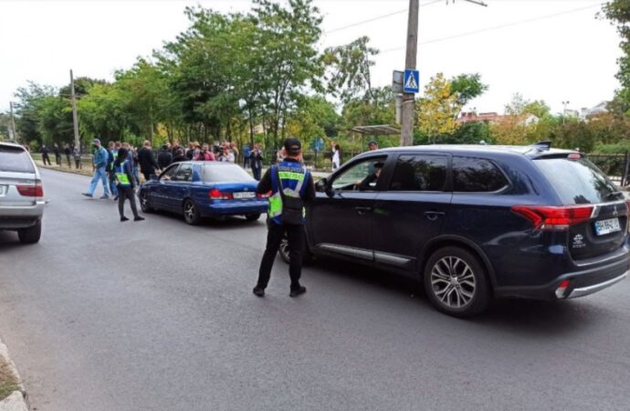 В Одессе протестующие перекрыли дорогу, против них охрана застройщика с собаками