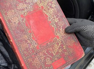 Иностранец пытался вывезти из Одесской области заграницу старинные книгу и картину