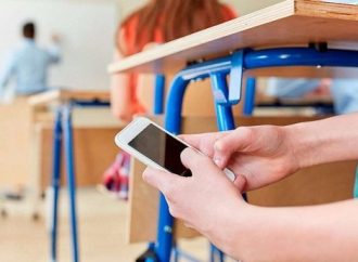 Одесским школьникам хотят запретить пользоваться мобильниками – горсовет подготовит правила