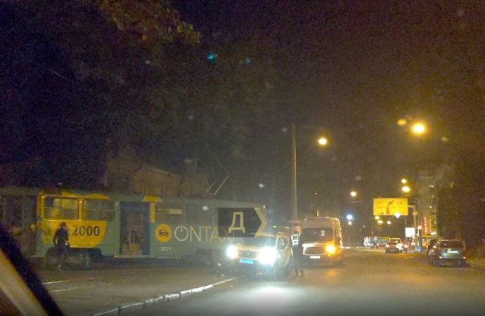 На Молдаванке в Одессе трамвай сошел с рельсов и сбил пешехода