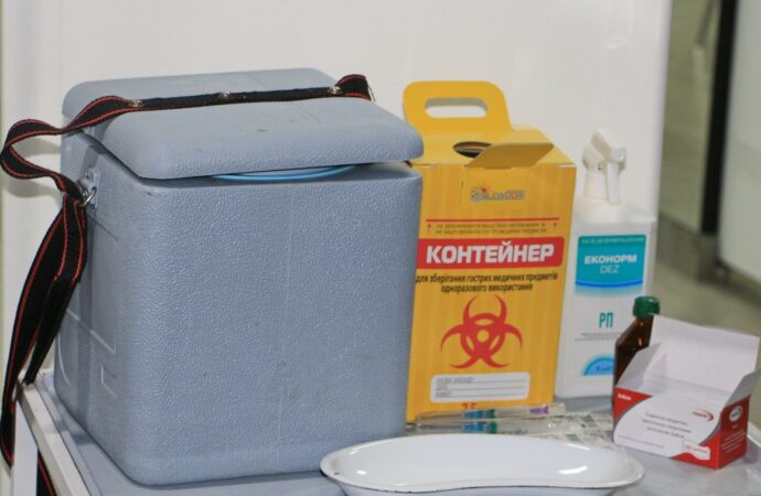Украина вводит бустерную дозу вакцины от ковид: кому она необходима?
