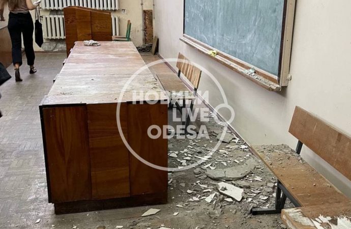 В университете Мечникова прямо на занятиях обвалился потолок: что со студентами?