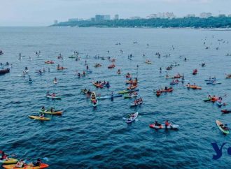 Одесситы устроили рекордный заплыв на каяках в День города (видео, фото)