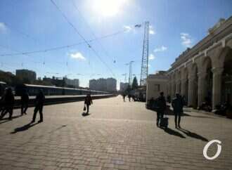 Одесский железнодорожный вокзал: «платформенные» прививки и поразительная тишина (фото)