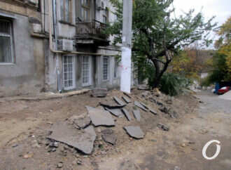 Одесский спуск от Градоначальницкой к Балковской: старую лестницу снесли, новую строят (фото)