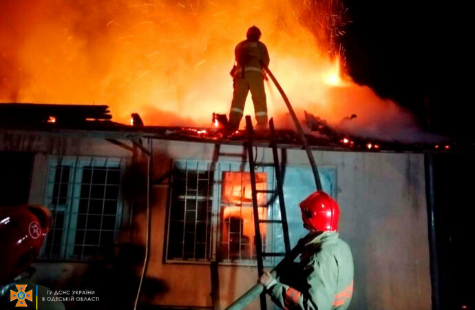 В Одесской области пожарные спасли хозяина загоревшегося дома
