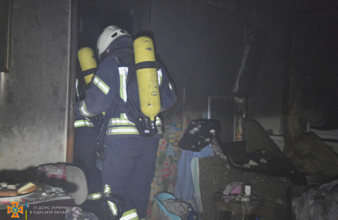 Одесские пожарные спасли трехлетнего малыша из горящей квартиры