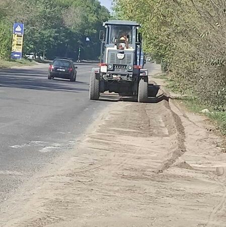 грейдер ровняет дорогу