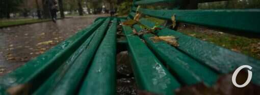 Октябрьский дождь в Одессе: лужи, зонты и осеннее настроение (фоторепортаж)