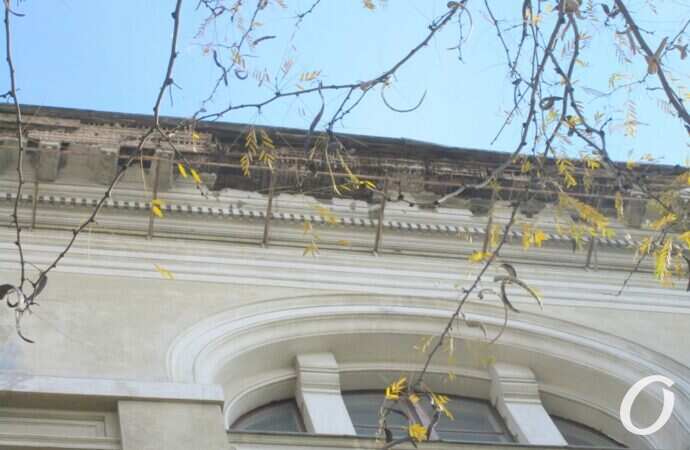 Разваливающийся фасад библиотеки ОНУ