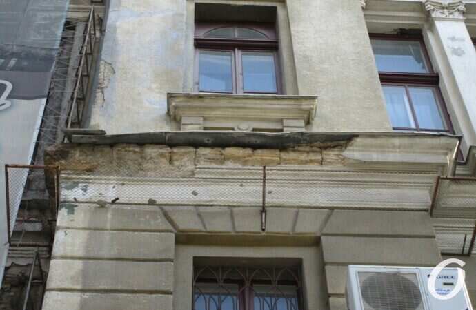 Разваливающийся фасад библиотеки ОНУ