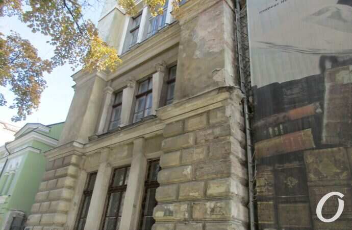 Разваливающийся фасад библиотеки ОНУ